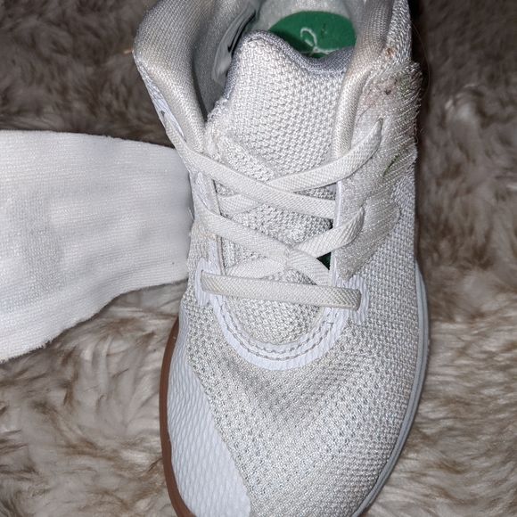 Nike Kyrie 5nWhite/Metallic Gold Basketball Shoe - Picture 4 of 6